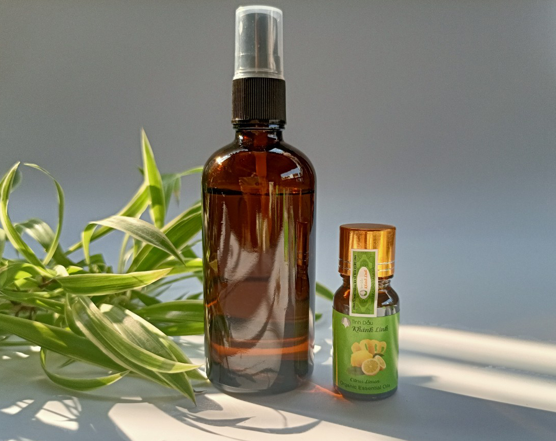 TỰ LÀM NƯỚC TẨY RỬA VỆ SINH AN TOÀN TỪ TINH DẦU CHANH VÀ TRÀM TRÀ